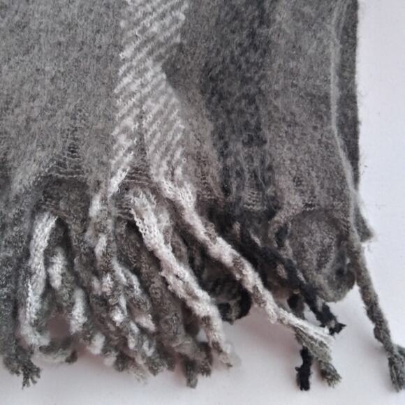 Steve Madden Plaid Scarf Wrap 76" X 15" Black Gray Soft Fuzzy Oversize - Picture 2 of 5